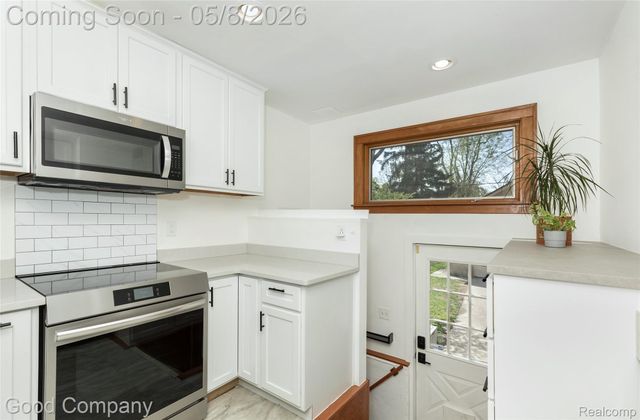 621 W Hazelhurst Street, Ferndale, MI 48220