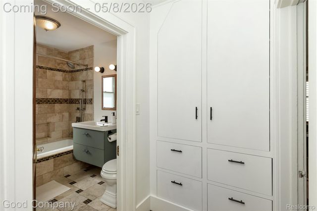 621 W Hazelhurst Street, Ferndale, MI 48220