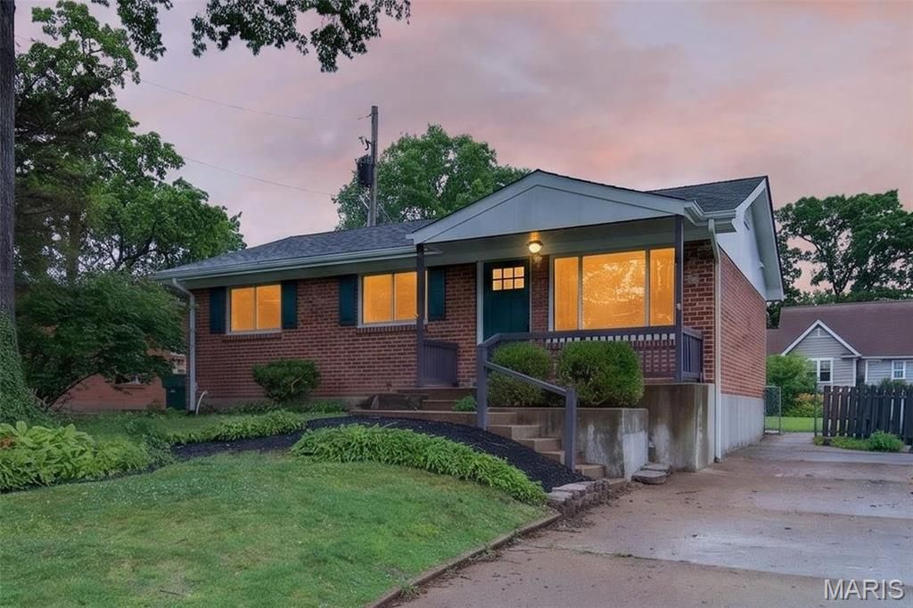 7 Oak Tree Drive, St Louis, MO 63119