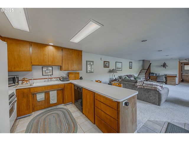 627 N TENMILE, Lakeside, OR 97449