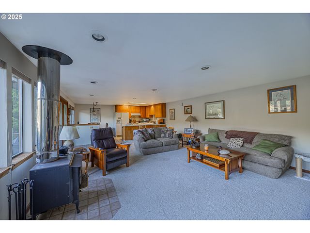 627 N TENMILE, Lakeside, OR 97449