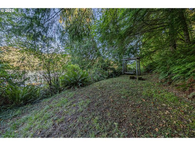 627 N TENMILE, Lakeside, OR 97449