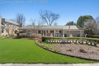 47 Roslyn Road, Village Of Grosse Pointe Shores, MI 48236