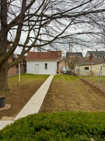 1384 Lakepointe Street, Grosse Pointe Park, MI 48230