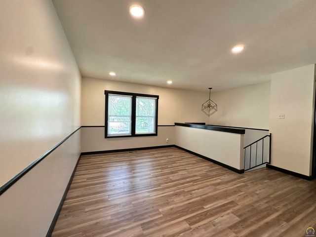 3140 SW Crest DR, Topeka, KS 66614