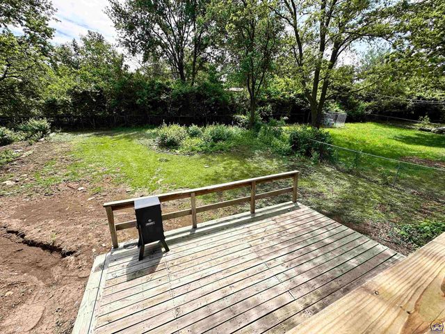 3140 SW Crest DR, Topeka, KS 66614