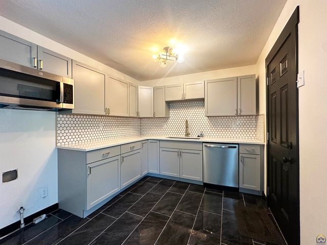 3140 SW Crest DR, Topeka, KS 66614