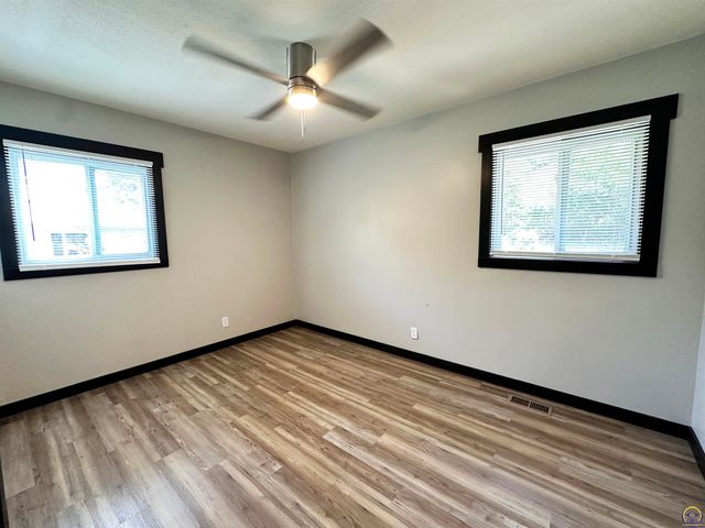 3140 SW Crest DR, Topeka, KS 66614