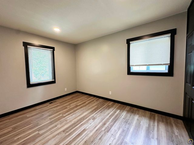 3140 SW Crest DR, Topeka, KS 66614