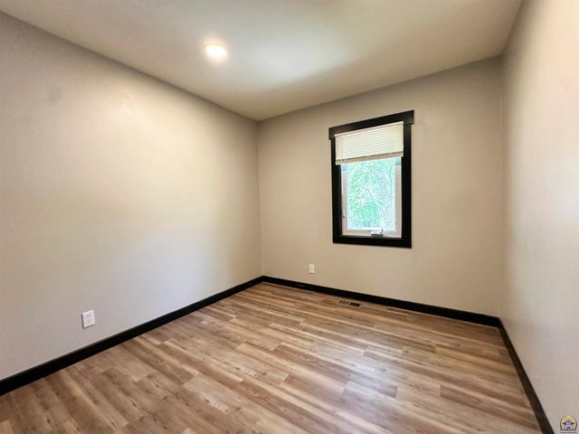3140 SW Crest DR, Topeka, KS 66614