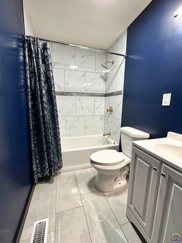 3140 SW Crest DR, Topeka, KS 66614
