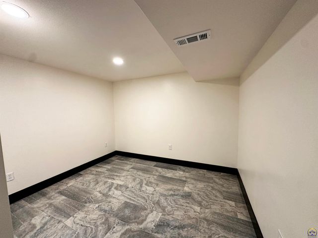 3140 SW Crest DR, Topeka, KS 66614