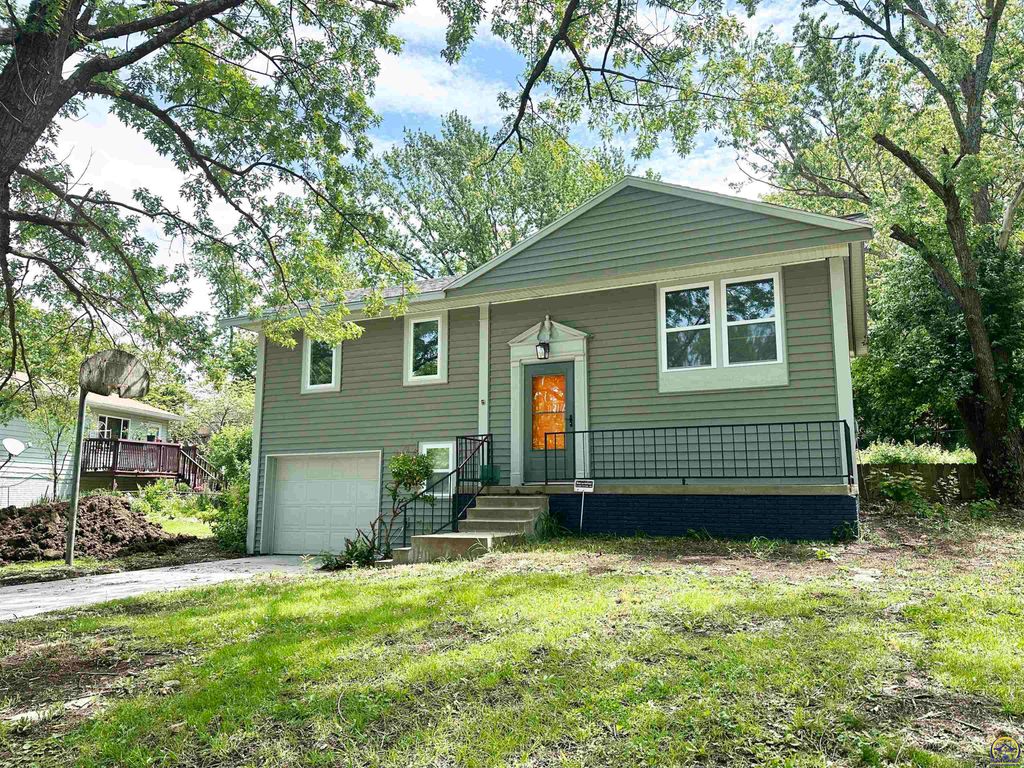 3140 SW Crest DR, Topeka, KS 66614