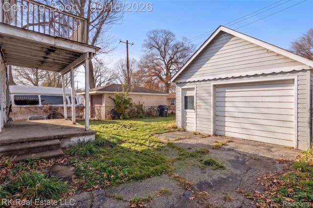 1125 E Hayes Avenue, Hazel Park, MI 48030