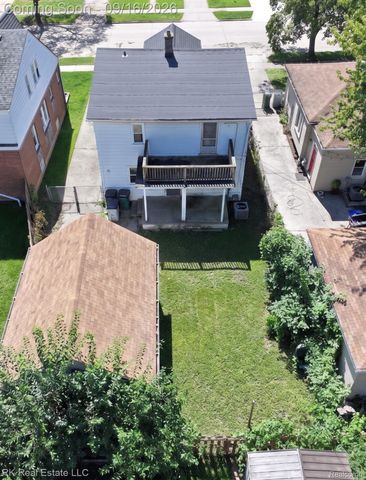1125 E Hayes Avenue, Hazel Park, MI 48030