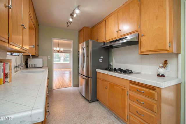 246 Baptiste Way, La Canada Flintridge, CA 91011
