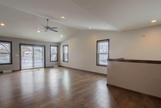 301 Creekside COURT, Watertown, WI 53098