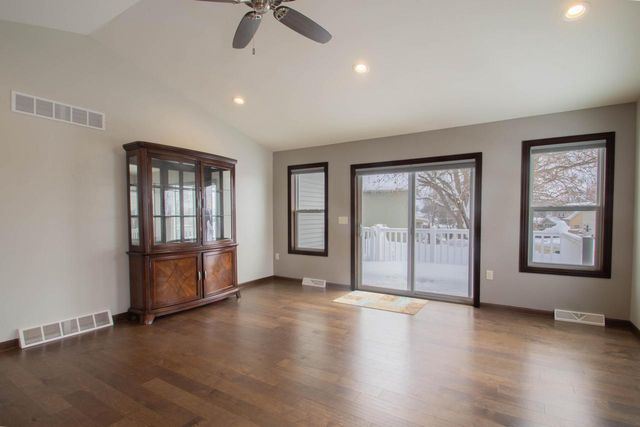 301 Creekside COURT, Watertown, WI 53098