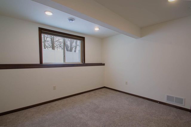 301 Creekside COURT, Watertown, WI 53098