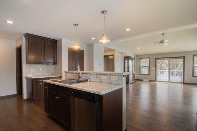 301 Creekside COURT, Watertown, WI 53098