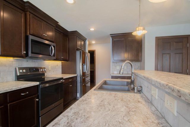 301 Creekside COURT, Watertown, WI 53098