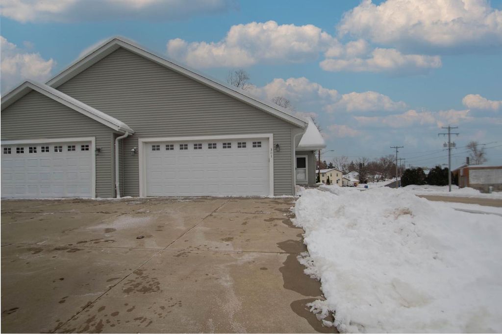 301 Creekside COURT, Watertown, WI 53098