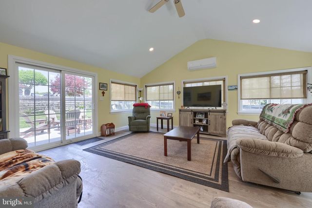 17 S HOLLANDER RD, Gordonville, PA 17529