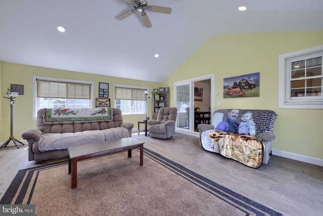 17 S HOLLANDER RD, Gordonville, PA 17529