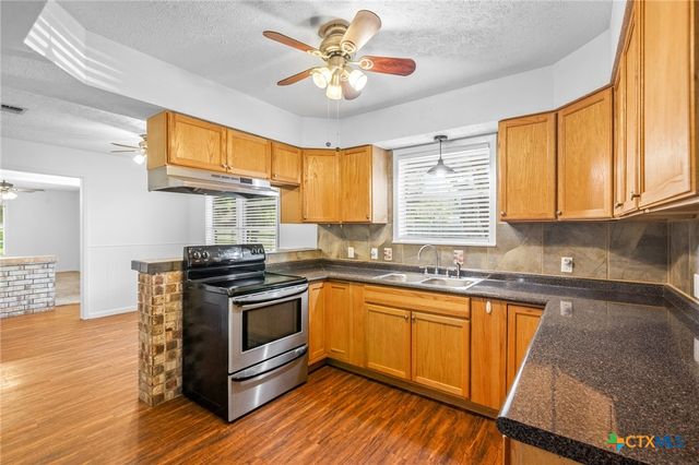 712 Edinburgh Street, Victoria, TX 77904