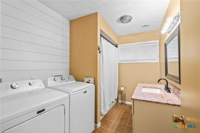 712 Edinburgh Street, Victoria, TX 77904