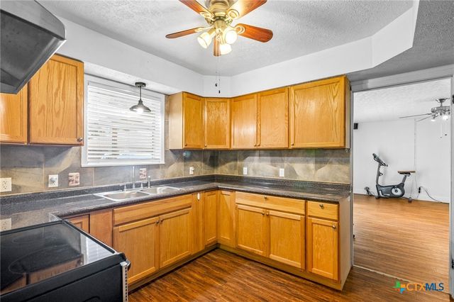 712 Edinburgh Street, Victoria, TX 77904