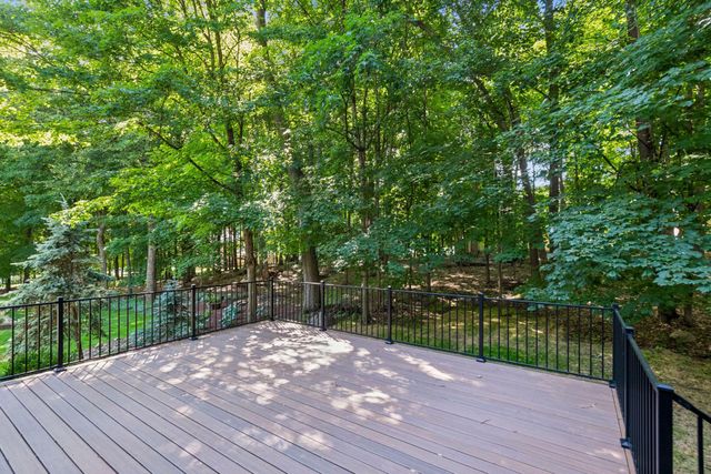 2109 Stone Creek Drive, Chanhassen, MN 55317