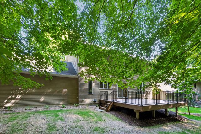 2109 Stone Creek Drive, Chanhassen, MN 55317