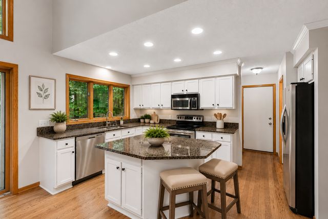 2109 Stone Creek Drive, Chanhassen, MN 55317