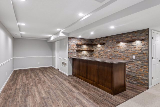 2109 Stone Creek Drive, Chanhassen, MN 55317