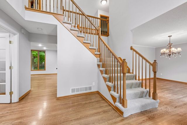 2109 Stone Creek Drive, Chanhassen, MN 55317