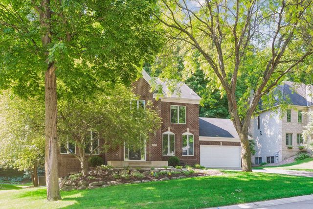2109 Stone Creek Drive, Chanhassen, MN 55317