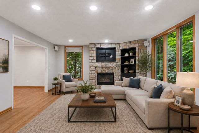 2109 Stone Creek Drive, Chanhassen, MN 55317