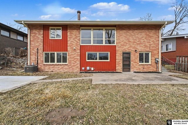 9823 Ruggles Street, Omaha, NE 68134