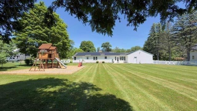 91 Pleasant St, Northborough, MA 01532