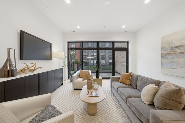 2481 N Milwaukee Avenue 201, Chicago, IL 60647