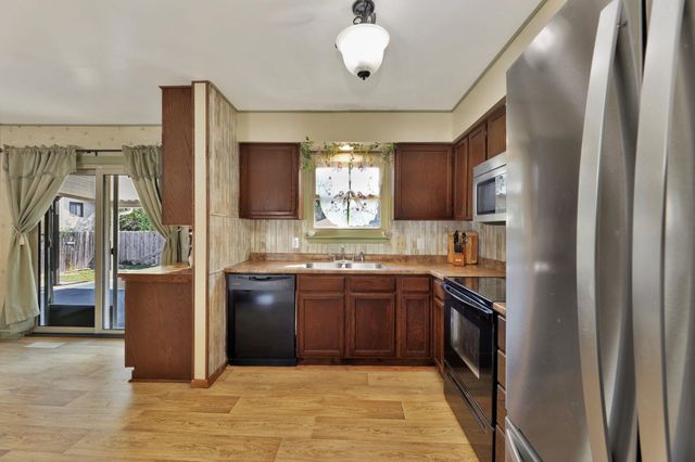 929 E 53rd St S, Wichita, KS 67216