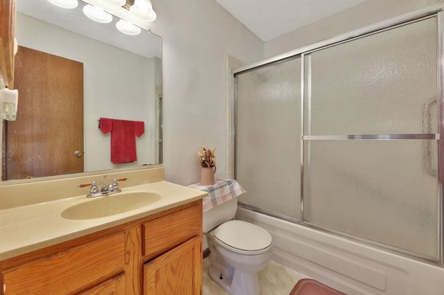 929 E 53rd St S, Wichita, KS 67216