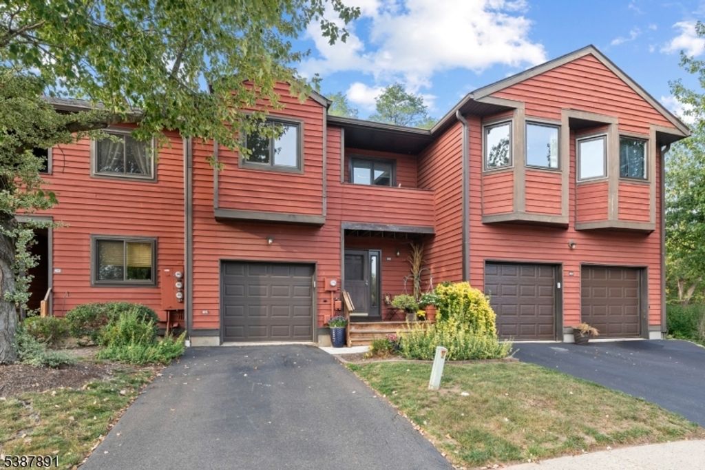 402 Clark Cir, Raritan Twp., NJ 08822