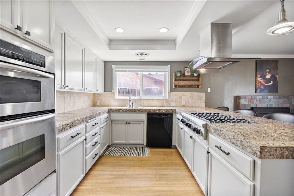 Image 13 of property listing at 1409 Longway Lane, Bakersfield, CA 93309