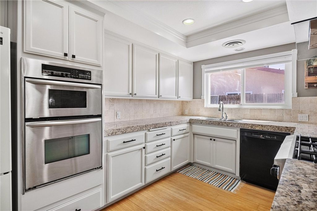 Image 14 of property listing at 1409 Longway Lane, Bakersfield, CA 93309