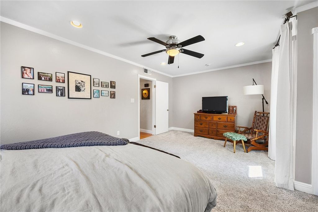 Image 17 of property listing at 1409 Longway Lane, Bakersfield, CA 93309