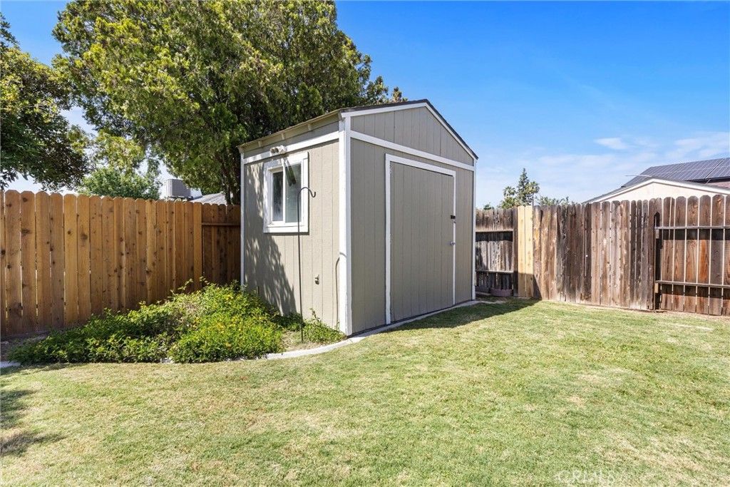 Image 29 of property listing at 1409 Longway Lane, Bakersfield, CA 93309