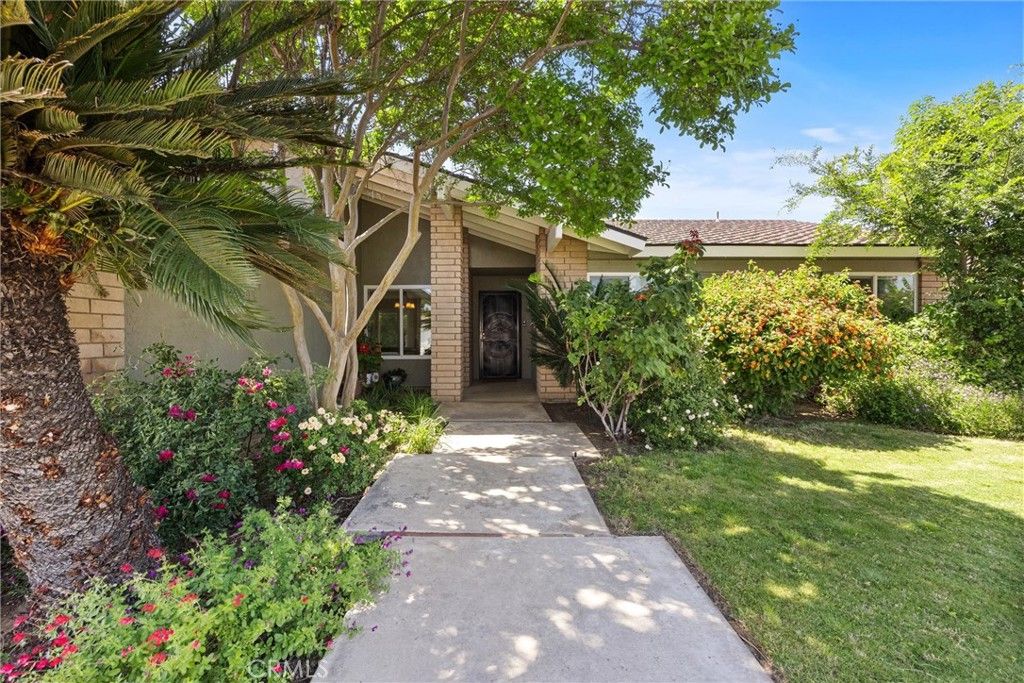 Image 3 of property listing at 1409 Longway Lane, Bakersfield, CA 93309