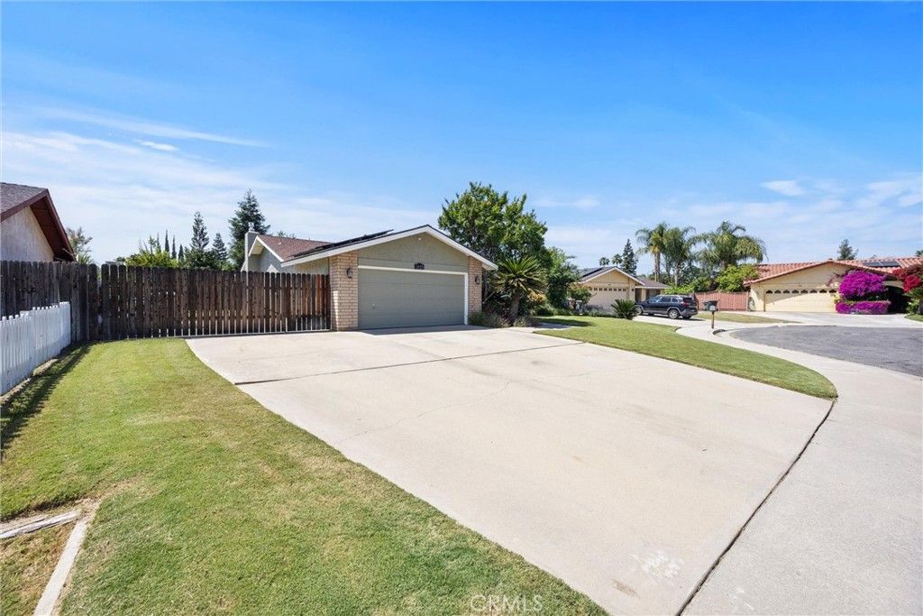 Image 30 of property listing at 1409 Longway Lane, Bakersfield, CA 93309